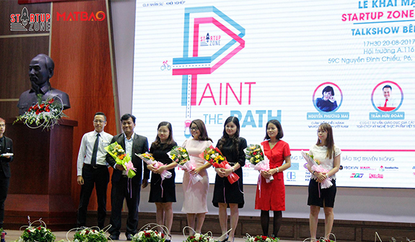 Trao hoa cho khách mời Startup Zone